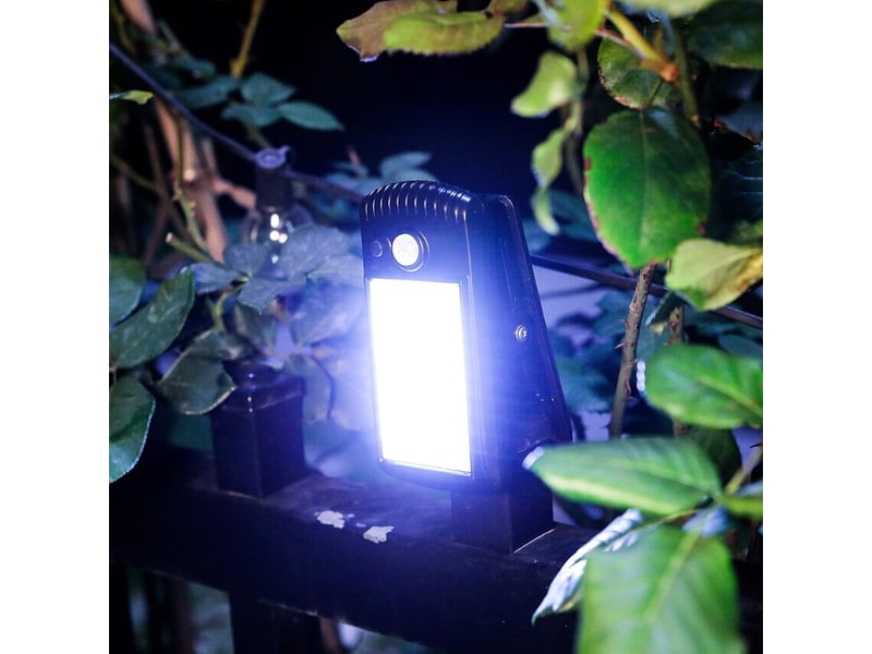  Led extérieur solar clip-on sensor lumière — ip55 étanche clip lampe, adapté pour fences, patios, walls, garages, et courtyards, noir  - Conforama C