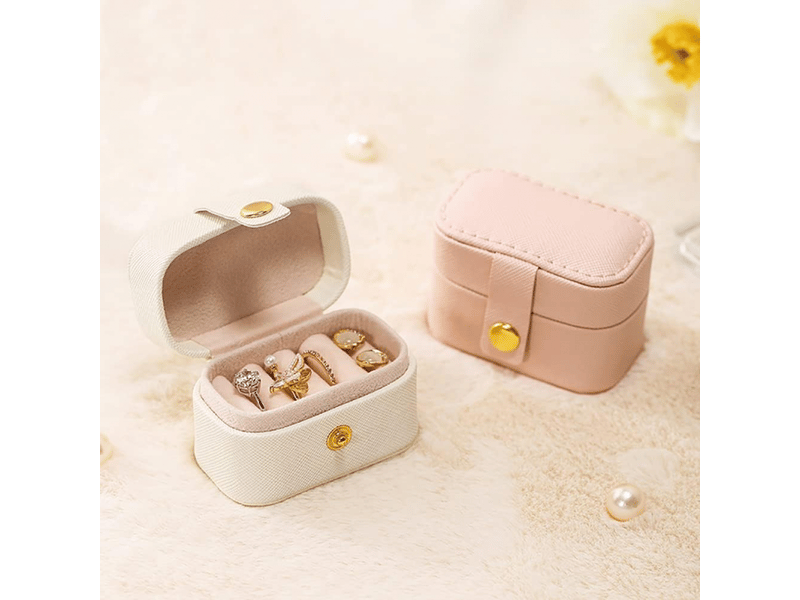  Petite boîte à bijoux de voyage en cuir synthétique - mini boîte de rangement portable pour boucles d'oreilles, bagues - blanc  - Conforama D