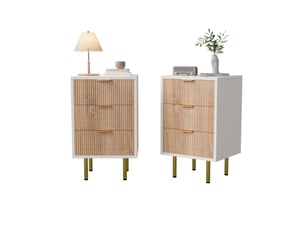 Lot de 2 tables de chevet 3 tiroirs, corps blanc façades aspect bois cannelé, poignées et pieds métalliques dorés, meuble de rangement pour chambre