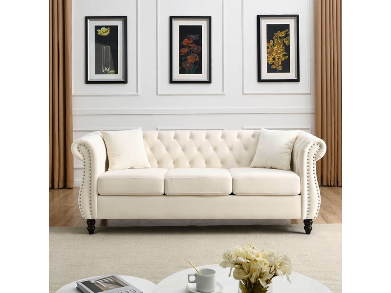 Canapé droit chesterfield 3 places en velours beige, dossier capitonné, accoudoirs arrondis, clous argentés, pieds en bois d’hévéa, assise à ressorts - Conforama C