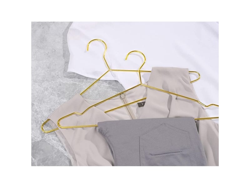 Lot de 10 cintres en métal doré brillant de 43 cm, gain de place, avec encoches. Cintres robustes en fil de fer métallique, parfaits pour chemisiers, robes, chemises, manteaux et pantalons. - Conforama D