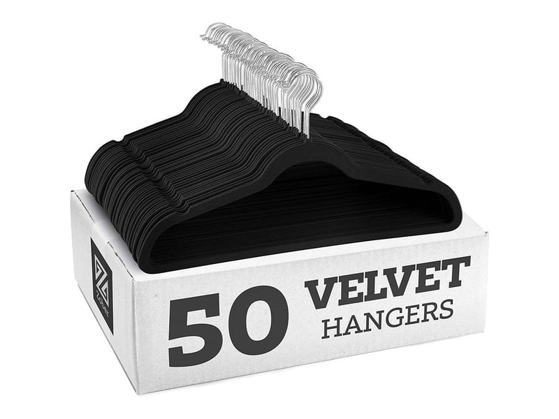 Lot de 10 cintres en velours de qualité supérieure antidérapants et résistant 45 cm avec barre à cravate, crochets pivotants à 360°, robustes pour tenir pulls, vestes et sweats à capuche(noir) - Conforama A