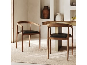 Lot de 2 chaises empilables en bois de teck vernis, assise en cuir-bali
