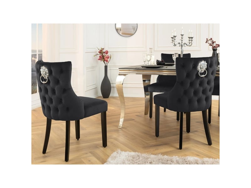  Lot de 2 chaises chesterfield regina noires en velours – dos capitonné, tête de lion argentée et pieds en bois d'hévéa  - Conforama E
