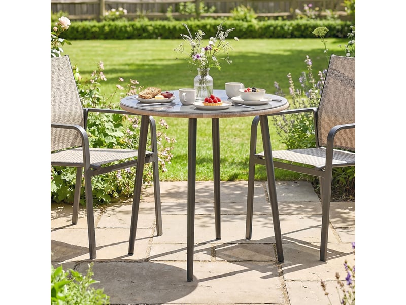  Table de jardin avec plateau en verre trempé et bordure en rotin, structure en acier, 80 x 80 x 74 cm, grise  - Conforama C