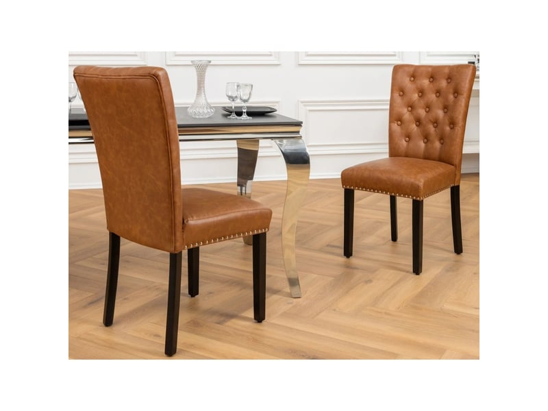  Lot de 2 chaises chesterfield regina caramel en cuir artificiel capitonné – clous argentés et pieds en bois d'hévéa noir  - Conforama E
