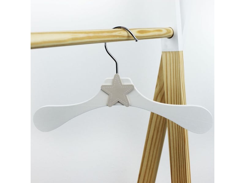  Lot de 50 cintres en bois 28 cm pour bébé, enfant avec crochet pivotant - cintre blanc et étoile beige - monsieur bébé  - Conforama C