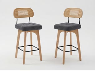 Lot de 2 tabourets de bar pivotants avec dossier effet rotin et assise en chenille beige, piètement bois et métal, design pour îlot central et cuisine