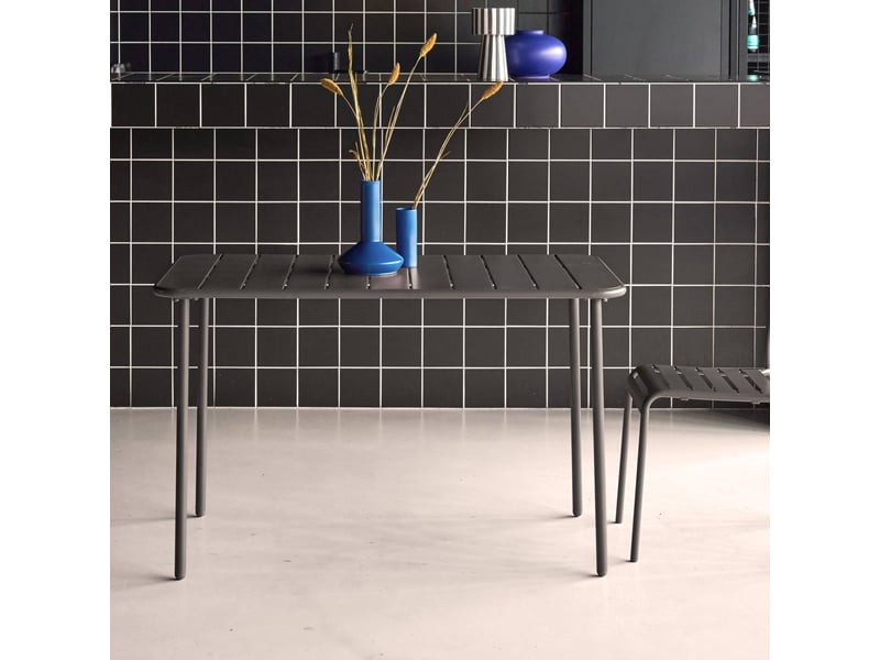 Table de jardin métal 4 places. Anthracite. Amelia. 120x70cm. Traitement antirouille. Lattes et bords arrondis. - Conforama C