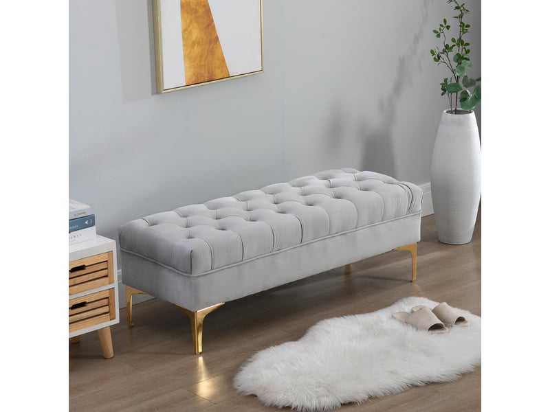  Banc banquette capitonnée pour bout de lit style classique chic dimensions 118l x 45l x 42h cm avec piètement en métal doré et velours gris clair  - Conforama D