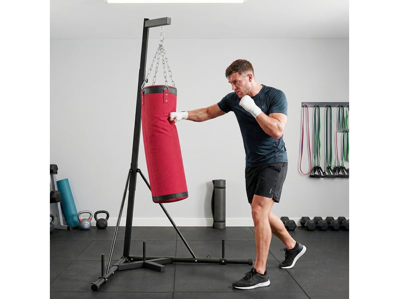  Support pour sac de frappe réglable en hauteur (185-231 cm). Support autoportant avec base triangulaire pour sac de frappe. Porte-poids.  - Conforama C