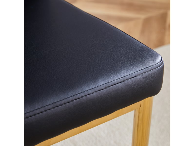  Set de 4 chaises 43x42,5x92,5 cm de salle à manger en cuir pu noir avec pieds métalliques dorés, dossier adapté  - Conforama D