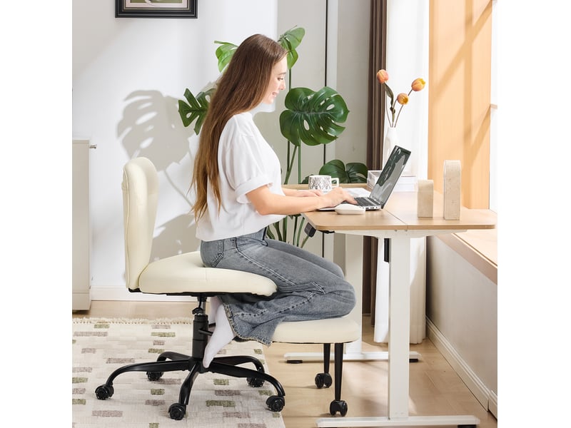  Chaise de bureau sans accoudoirs pivotante réglable en hauteur avec repose-pieds, en similicuir blanc  - Conforama B