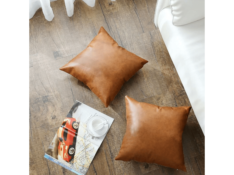  Lot de 2 housses de coussin décoratives 45 x 45 cm, en similicuir 45 x 45 cm, style ferme moderne, marron  - Conforama D