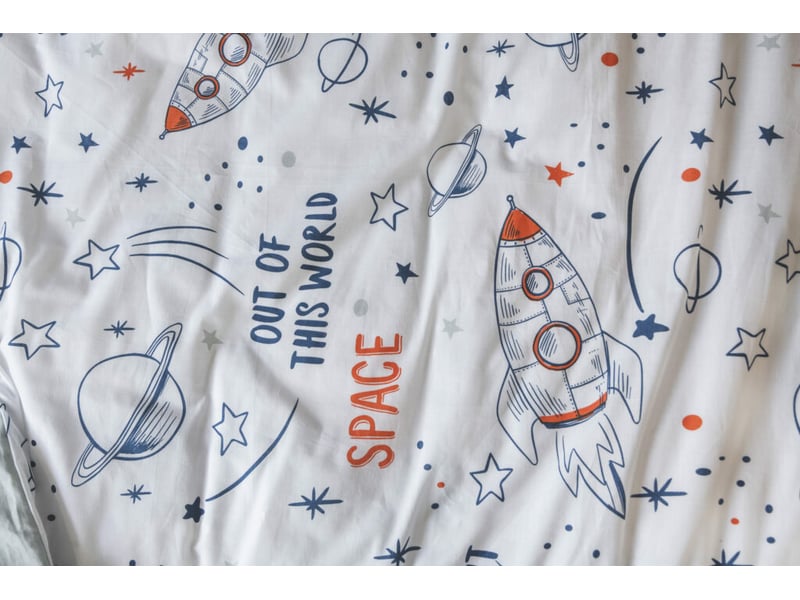  Parure de lit enfant 240 x 220 cm + 2 taies d’oreiller 100% coton imprimé galaxie 15079 - Conforama E