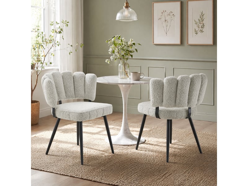  Lot de 2 chaises de salle à manger à dossier fleur en tissu bouclé gris clair et pieds métal noirs  - Conforama D