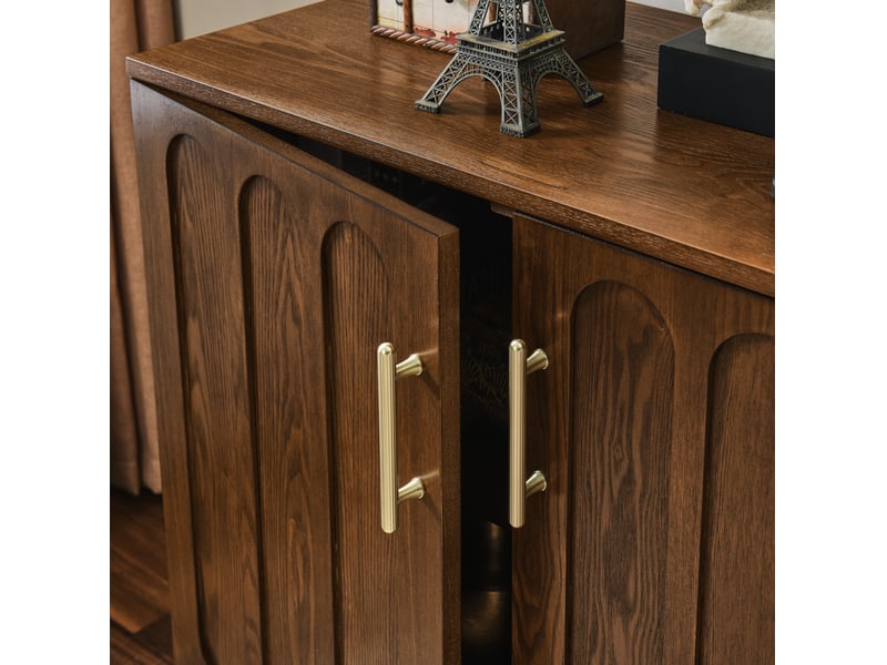  Buffet en mdf et bois massif style mid-century avec façades rainurées, étagères réglables et prise intégrée 4071298405385 - Conforama D