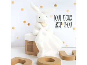 Doudou lapin avec mouchoir