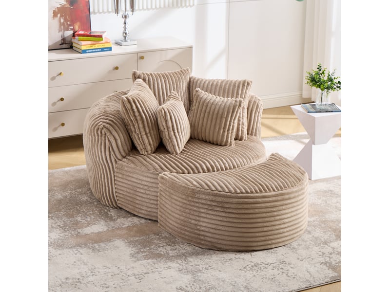 Fauteuil avec pouf rond, dossier et accoudoirs enveloppants, cinq coussins, en chenille camel et marron - Conforama B
