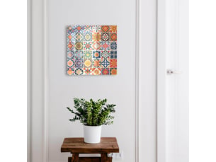 Boîte à clés murale décorative en métal et verre trempé – 30x30 cm – 50 crochets – blanche – ouverture à droite – carreaux colorés