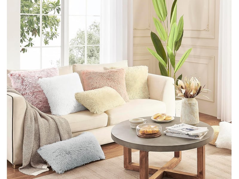  Lot de 2 housse de coussin fourrure moelleux doux en peluche coussins carré décoratif pour salon canapé chambre voiture 45 x 45 cm beige GSO-000088 - Conforama E