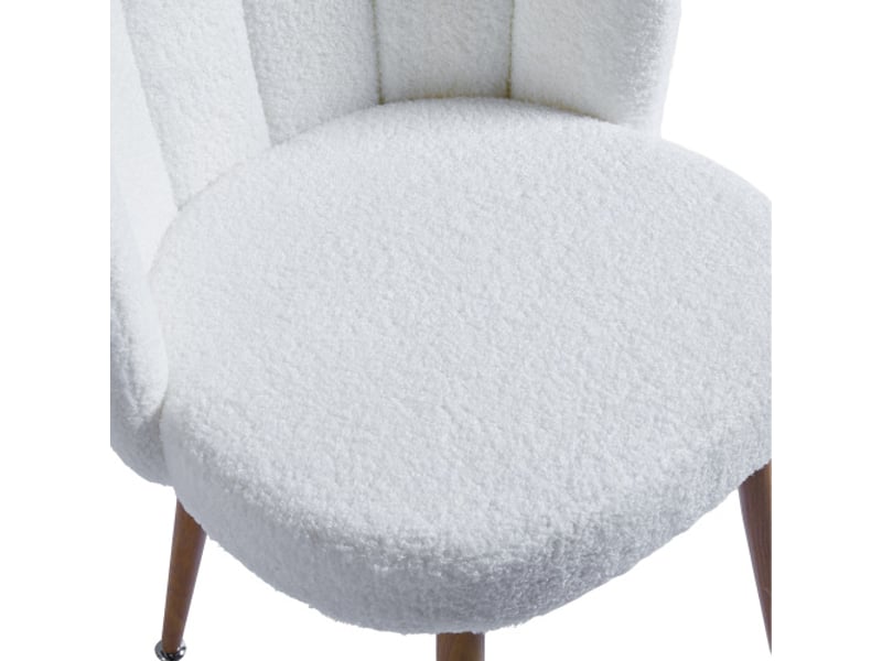  2 chaises blanches modernes – pieds tubes métal couleur bois – assise poils courts – dossier confortable – idéal salon café  - Conforama E