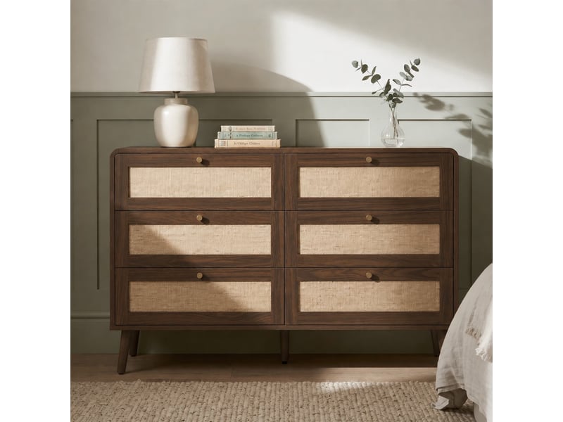  Commode à 6 tiroirs, 80 x 40 x 120 cm, façades de tiroirs en cannage, avec coins arrondis et pieds surélevés, finition en noyer  - Conforama D