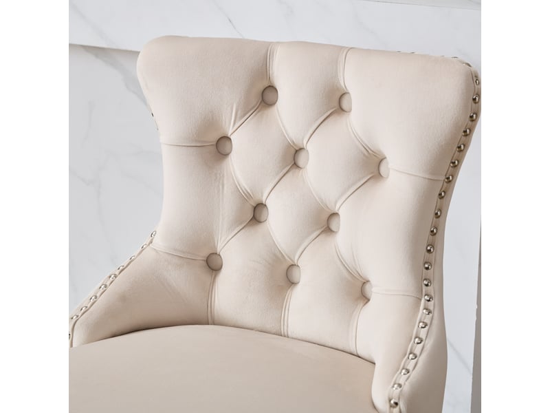  Lot de 2 tabourets de bar pivotants en velours beige – dossier capitonné, clous chromés, pieds bois  - Conforama D