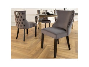 Lot de 2 chaises regina gris anthracite en velours – dos capitonné, tête de lion argentée et pieds noirs