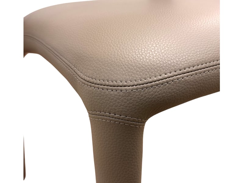  Lot de 4 chaises recouvertes de similicuir couleur vison  - Conforama D