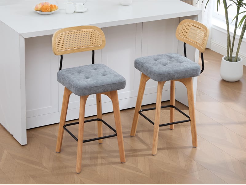 Lot de 2 tabourets de bar pivotants avec dossier effet rotin et assise en chenille beige, piètement bois et métal, design pour îlot central et cuisine - Conforama B