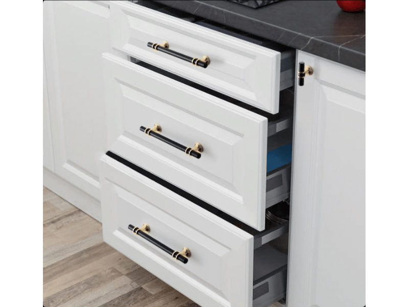  Poignée noire et dorée pour armoire de cuisine de 96 mm, en alliage d'aluminium, avec vis, pour tiroirs, armoires et placards de rangement.  - Conforama C