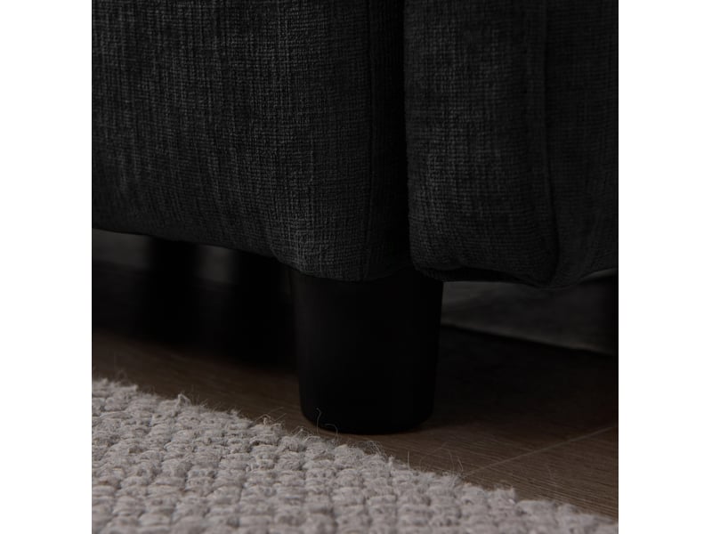  Canapé d'angle fixe 3 places en tissu noir avec chaise longue et pouf modulable, idéal pour le salon familial  - Conforama D