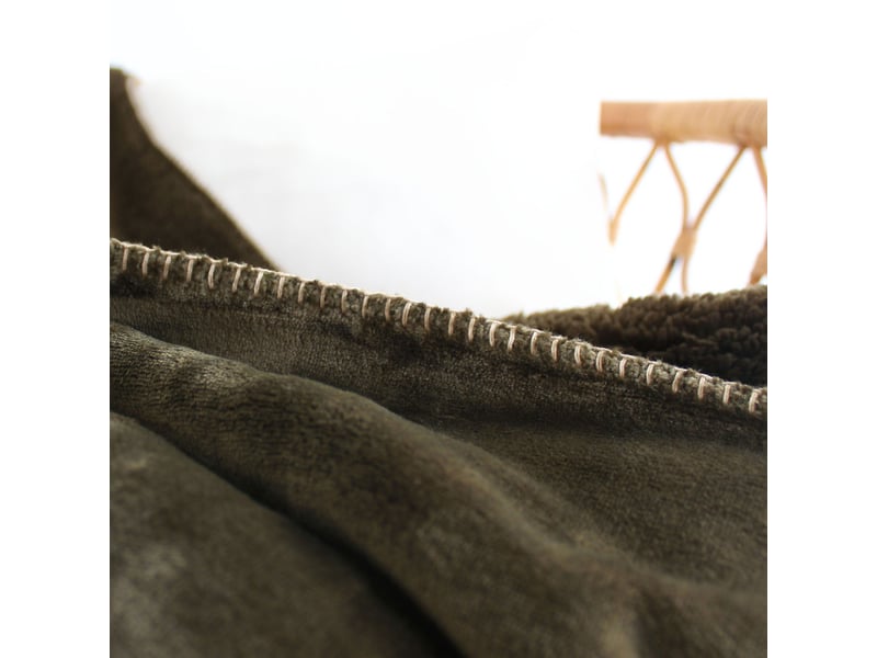  Plaid effet fourrure en flanelle sherlock 300 g,m² 125x150 cm – finition surjet - 125x150cm - vert kaki  - Conforama C