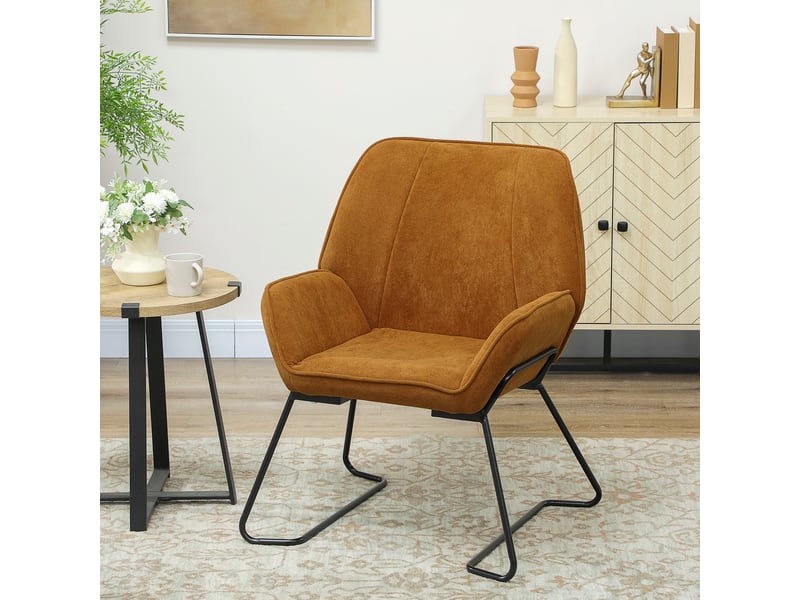  Fauteuil lounge marron avec large revêtement en velours rembourré et pieds en métal.  - Conforama C