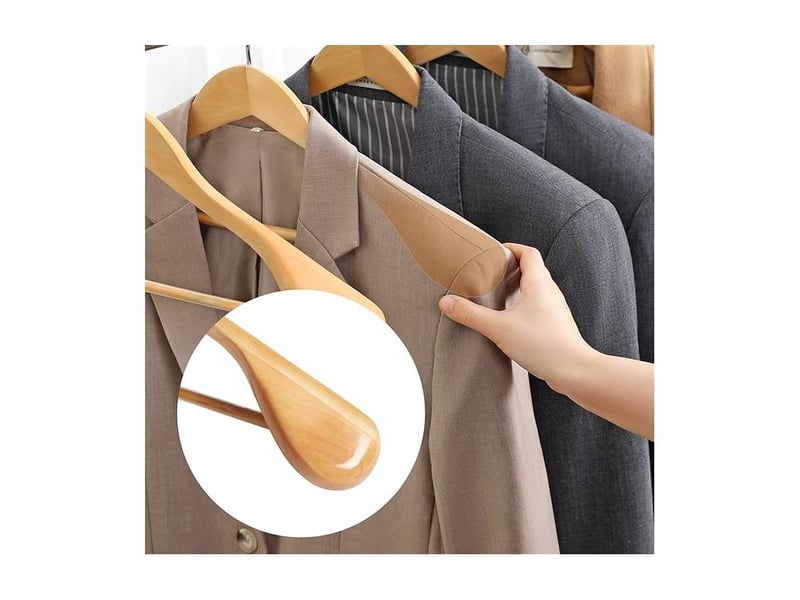  Lot de 6 cintres, en bois massif avec épaules très larges, antidérapants, pour costumes, chemises, manteaux, vestes, pantalons, crochets pivotants 360°, couleur boisée  - Conforama D