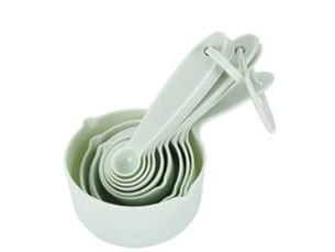 Ce set d'ustensiles de mesure comprend 10 tasses et cuillères doseuses polyvalentes, idéales pour la cuisine et la pâtisserie. Et il est aussi très