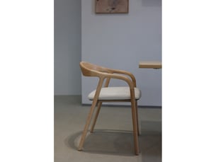 Chaise salle à manger bois de frêne et tissu beige avec accoudoirs, rembourrée