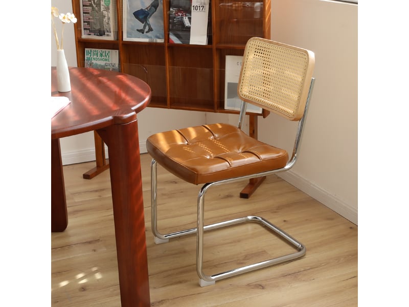  Lot de 4 chaises de salle à manger, chaises de cuisine marron avec dossier respirant en rotin et structure luge en métal chromé.  - Conforama R
