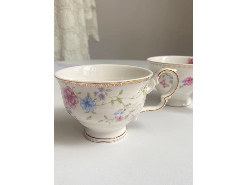  Tasse en céramique, fleurs rouges et bleues, détails dorés, 250 ml  - Conforama C