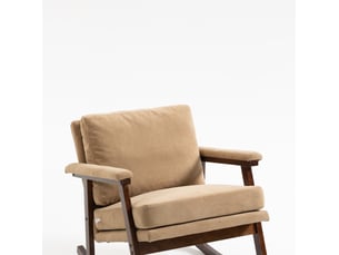 Fauteuil à bascule 83 x 73 x 80 cm marron clair en velours, dossier rembourré et structure en bois pour salon