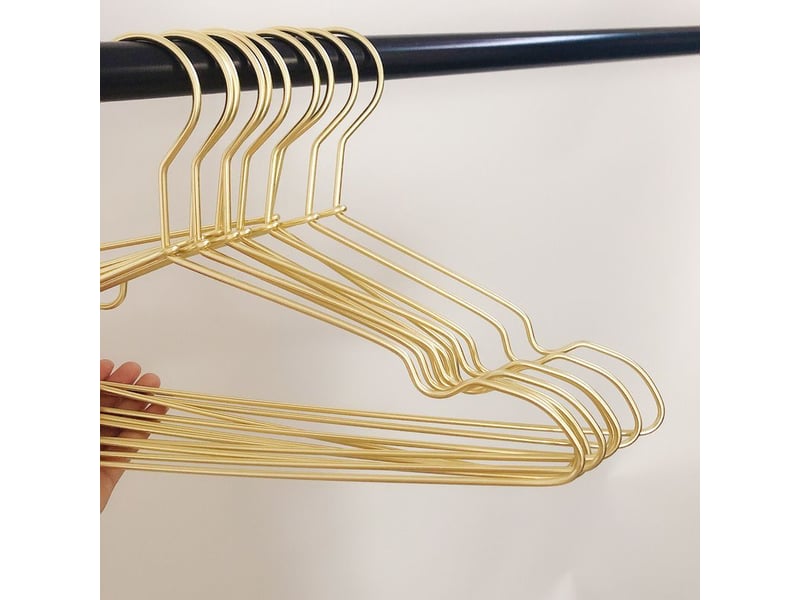  Lot de 10 cintres de vêtements en fer métal or doré 43cm, élégants et de qualité, pour costumes t-shirts chemises vestes robes, encoches antidérapantes, durables  - Conforama A
