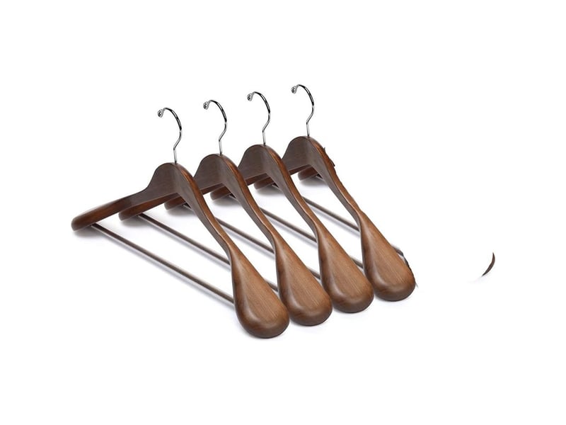  Cintres en bois pour costumes, manteaux, vestes et chemises, avec épaules extra-larges, crochets pivotants à 360° et barre antidérapante avec vis (lot de 4)  - Conforama A