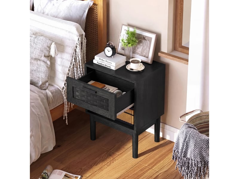  Lot de 2 tables de chevet noires à tissage décoratif, 1 tiroir + espace ouvert, pieds en bois, table d’appoint pour chambre et salon  - Conforama C