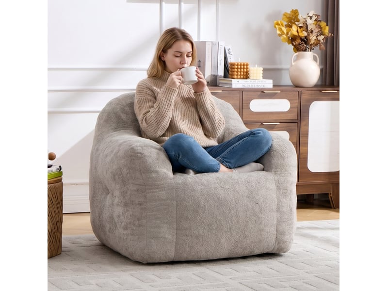  Fauteuil pouf avec accoudoirs et dossier ergonomique, prérempli, en tissu effet fourrure gris clair 95 × 95 × 79 cm  - Conforama C