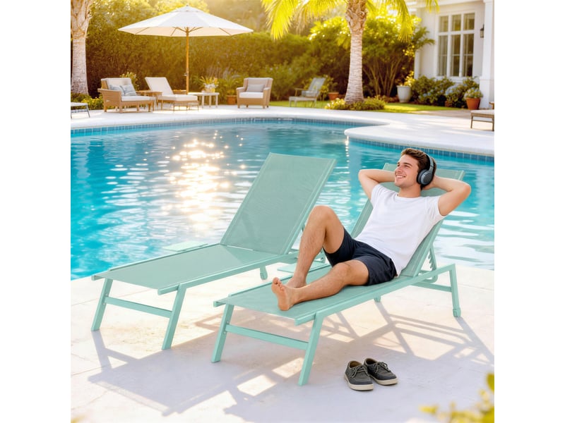 Ensemble de 2 chaises longues réglables en 5 positions avec table d'appoint et 2 roulettes, en métal et polyester, vert - Conforama C