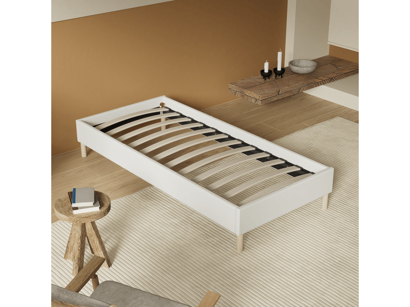 Lit 90x190 cm avec sommier, tissu blanc crème, lattes et pieds en bois Alya blanc crème - Conforama W