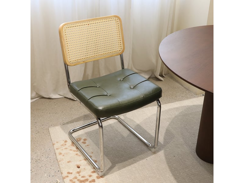  Lot de 4 chaises de salle à manger, chaises luge vertes avec dossier en rotin et structure en acier chromé, style moderne.  - Conforama W