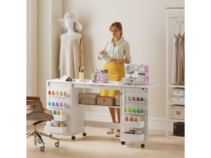 Table pliante pour machine à coudre avec étagères, 20 crochets, roulettes verrouillables, blanche - Conforama D