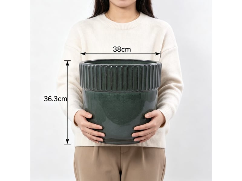 Pot de fleurs céramique artisanal unique ø 38 cm, vert foncé brillant avec bandeau vertical strié, atmosphérique, résistant au gel, avec trou de drainage pour grandes plantes d'intérieur et extérieur - Conforama E